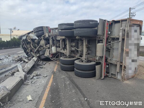▲新園鄉台17線雙園大橋前砂石車翻覆。(圖/記者陳崑福翻攝)