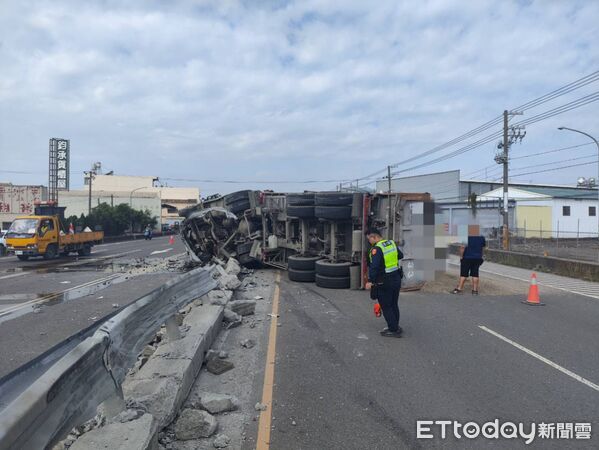 ▲新園鄉台17線雙園大橋前砂石車翻覆。(圖/記者陳崑福翻攝)