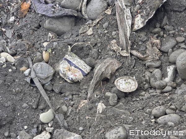 ▲土尾集團清倒廢棄物。(圖/中檢提供)