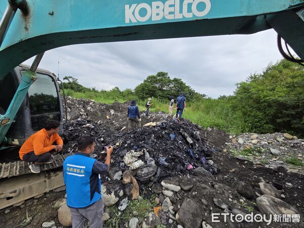 ▲土尾集團清倒廢棄物。(圖/中檢提供)