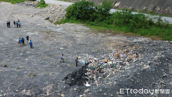 ▲土尾集團清倒廢棄物。(圖/中檢提供)