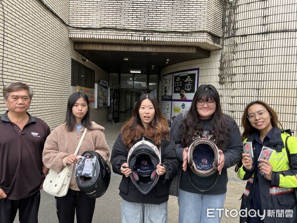 ▲內埔警提醒大學生注意交通安全。(圖/記者陳崑福翻攝)