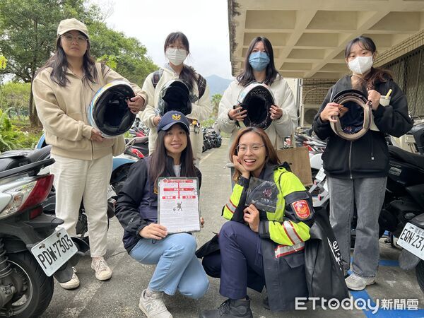 ▲內埔警提醒大學生注意交通安全。(圖/記者陳崑福翻攝)
