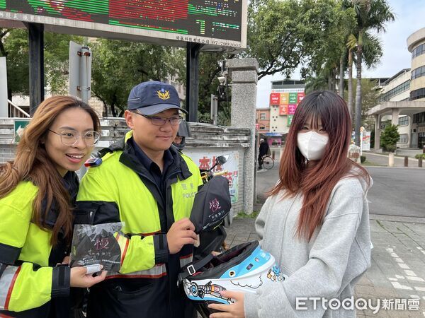 ▲內埔警提醒大學生注意交通安全。(圖/記者陳崑福翻攝)