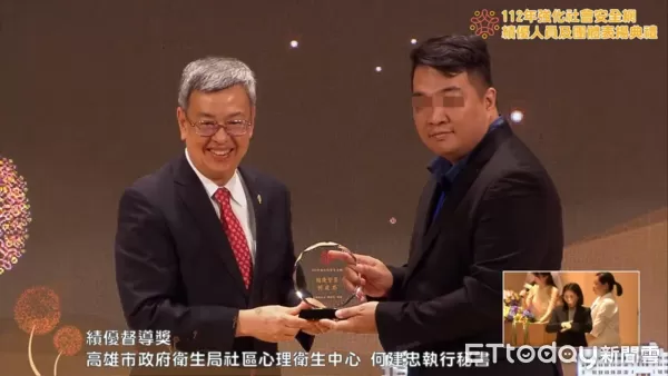 ▲▼高雄市政府衛生局心理衛生中心苓雅分區執行秘書何建忠(右),涉嫌利用職務之編篩選通報自殺個案的少女,並佯裝嫖客約出性侵得逞(圖/翻攝衛福部112年表揚典禮)