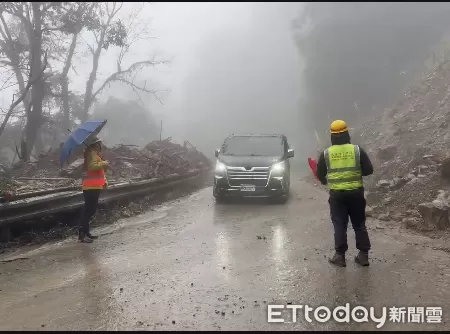 ▲台7甲線35.9公里處(米摩登路段)坍方路斷搶通。(圖/記者游芳男翻攝)