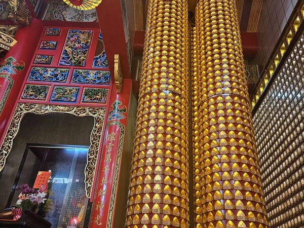 新年伊始,不少民眾會前往廟宇點光明燈,祈求新的一年平安順遂。(翻攝自臉書白沙屯拱天宮)