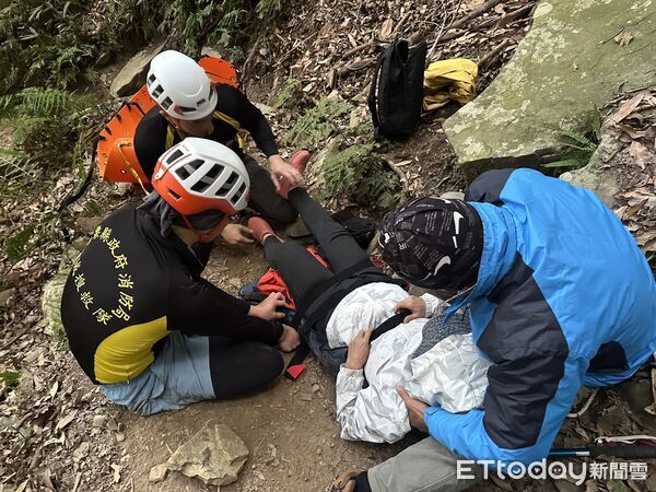 ▲苗栗縣泰安鄉知名的虎山步道、水雲瀑布,元旦分別發生女山友摔倒受傷,消防局人員艱辛完成救人任務。(圖/記者楊永盛翻攝)