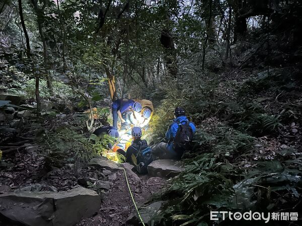 ▲苗栗縣泰安鄉知名的虎山步道、水雲瀑布,元旦分別發生女山友摔倒受傷,消防局人員艱辛完成救人任務。(圖/記者楊永盛翻攝)