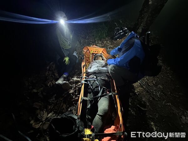 ▲苗栗縣泰安鄉知名的虎山步道、水雲瀑布,元旦分別發生女山友摔倒受傷,消防局人員艱辛完成救人任務。(圖/記者楊永盛翻攝)