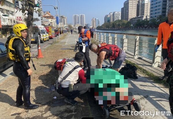 ▲台南市安平區安平路前方運河13日下午發生溺水事件,警消出動船艇下水搜救女子搶救送醫。(民眾提供)