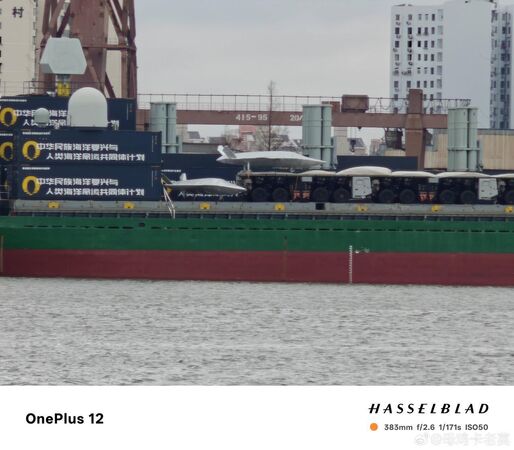 ▲▼上海滬東中華造船廠的碼頭邊,出現少有4 輛八輪特種卡車首尾相連,形成一條可以拼接的電磁彈射軌道。最引人注目的是,軌道後方負載著一架形似天濤科技「飛鴻-97」無人機。(圖/翻攝自陸網)