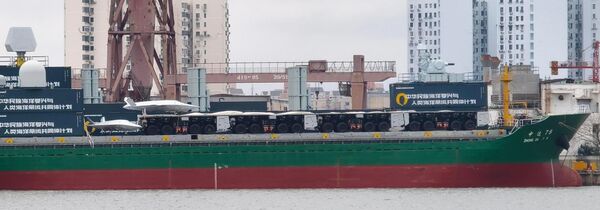 ▲▼上海滬東中華造船廠的碼頭邊,出現少有4 輛八輪特種卡車首尾相連,形成一條可以拼接的電磁彈射軌道。最引人注目的是,軌道後方負載著一架形似天濤科技「飛鴻-97」無人機。(圖/翻攝自陸網)