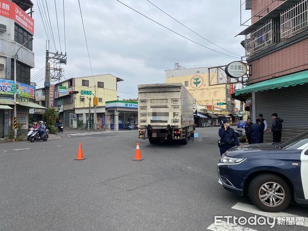 ▲屏東市博愛路與廣東路口交通事故。(圖/記者陳崑福翻攝)