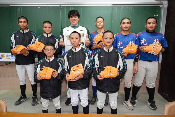 ▲球芽基金花蓮15校巡迴頒獎 張肇元返鄉勉勵:超越昨天的自己。(圖/球芽基金)