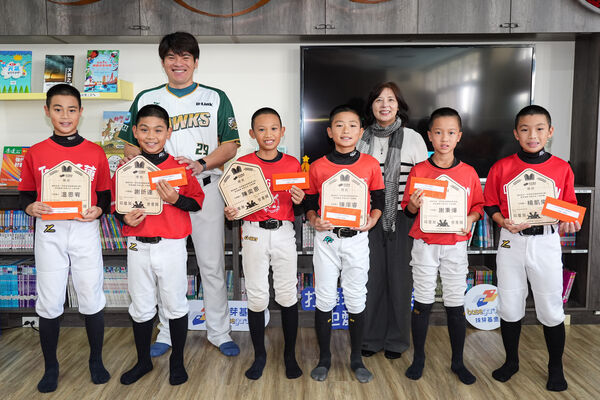 ▲球芽基金花蓮15校巡迴頒獎 張肇元返鄉勉勵:超越昨天的自己。(圖/球芽基金)