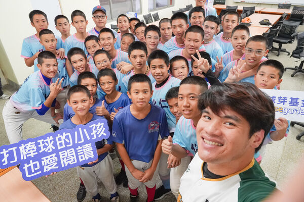 ▲球芽基金花蓮15校巡迴頒獎 張肇元返鄉勉勵:超越昨天的自己。(圖/球芽基金)