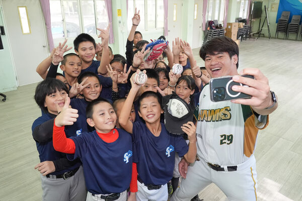 ▲球芽基金花蓮15校巡迴頒獎 張肇元返鄉勉勵:超越昨天的自己。(圖/球芽基金)