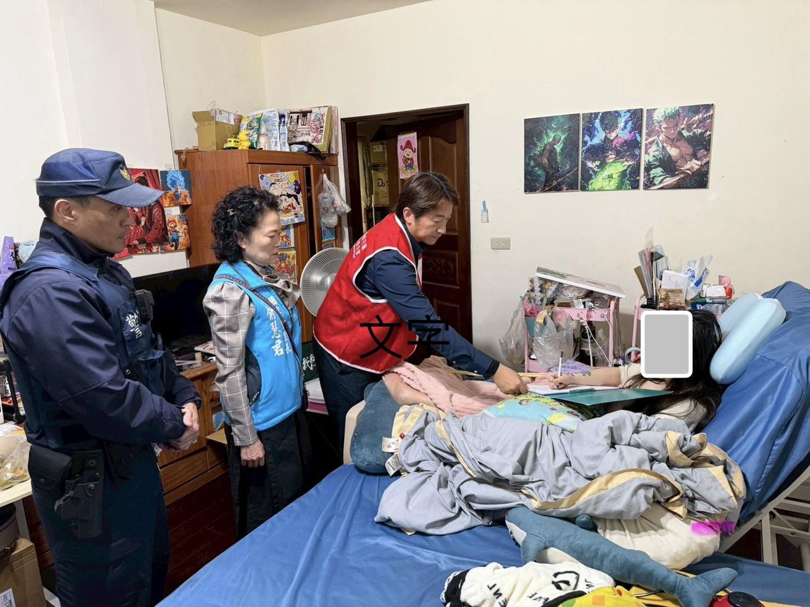 潘姓男子酒駕遭通緝落網,擔憂自己入獄後癱瘓的妻子沒人照顧,花蓮縣議員魏嘉賢和里長前往關心。(翻攝自魏嘉賢臉書)