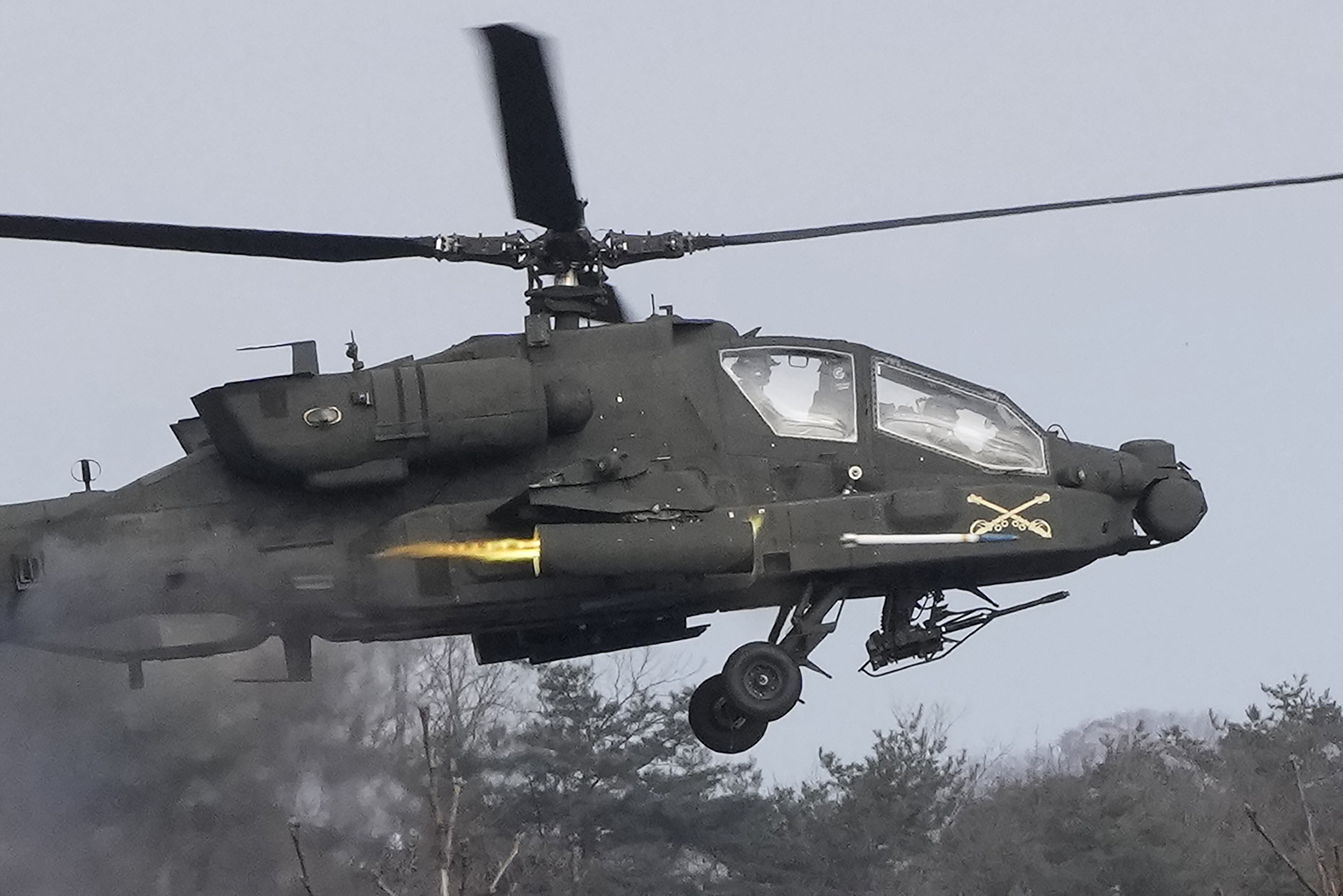 ▲▼南韓京畿道抱川市某演習場,美國陸軍AH-64阿帕契直升機在與韓軍的實彈演習發射火箭彈。(圖/達志影像/美聯社)