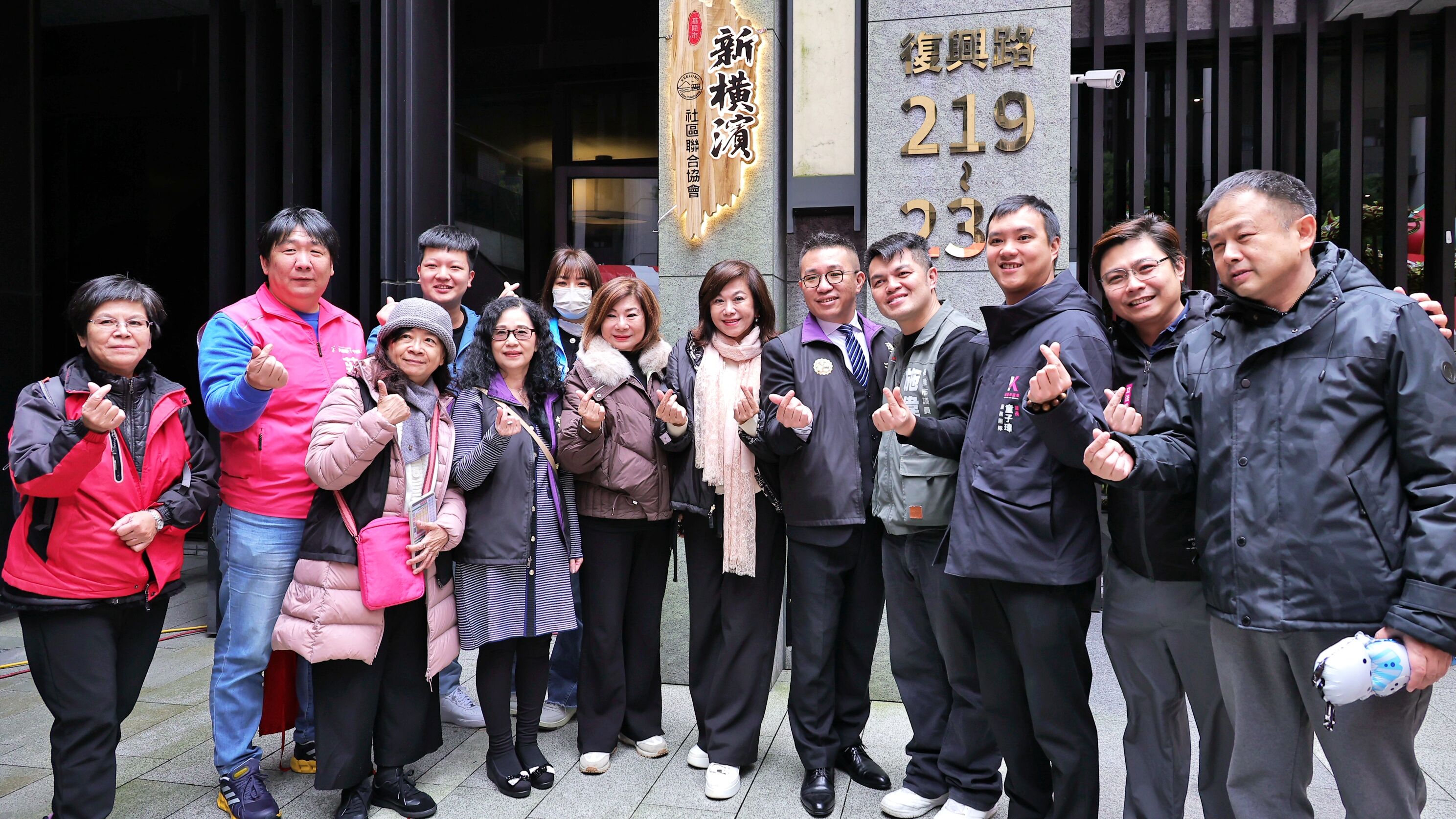 ▲基隆新橫濱社區接駁車雙線通車。(圖/記者郭世賢翻攝)