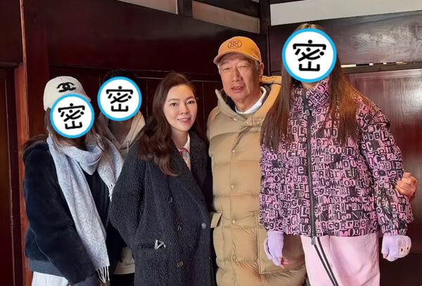 曾馨瑩與郭台銘帶著3個孩子去日本度假,難得分享一家五口全家福。(翻攝曾馨瑩IG)