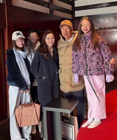 曾馨瑩分享全家福,大女兒妞妞(左一)戴著媽咪的CHANEL帽子。(翻攝曾馨瑩IG)