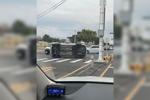 ▲▼雲林女駕駛撞上行人庇護島,導致車輛翻覆。(圖/翻攝自翻轉雲林交通違規社群)