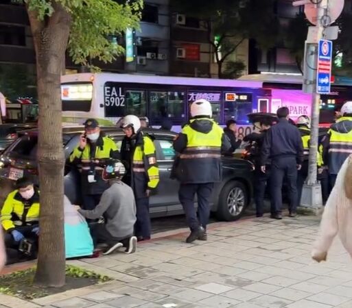 ▲▼新埔捷運站突發事故,裸女衝出車外,警方緊急到場。(圖/網友tsengmeiwen提供,請勿隨意翻拍,以免侵權。)