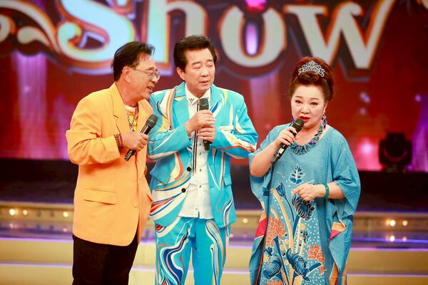 ▲邢峰(左)與高群搭檔重現秀場風華。(圖/民視提供)