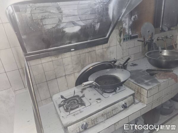 ▲▼ 偵查隊同仁即時協助滅火 卓蘭住宅火警幸無重大傷亡 。(圖/記者楊永盛翻攝)