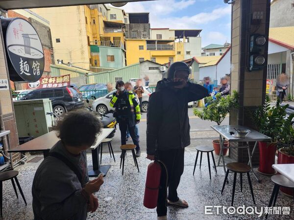 ▲▼ 偵查隊同仁即時協助滅火 卓蘭住宅火警幸無重大傷亡 。(圖/記者楊永盛翻攝)