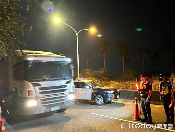 ▲東港警5日起加強取締大型貨車違規。(圖/記者陳崑福翻攝)