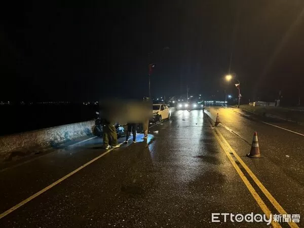 ▲▼機車騎士因天雨路滑自摔滑向對向車道遭白色自小客車撞上。(圖/玉里警分局提供,下同)