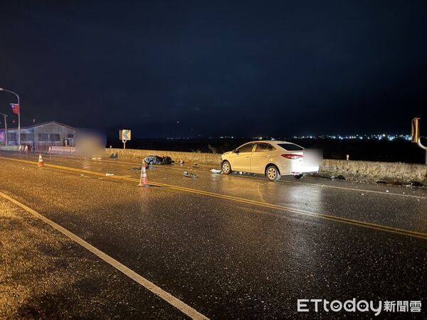▲▼機車騎士因天雨路滑自摔滑向對向車道遭白色自小客車撞上。(圖/玉里警分局提供,下同)