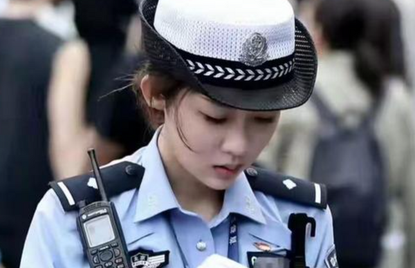 ▲▼ 26歲漂亮京城女警「撞臉」楊紫走紅 。(圖/翻攝 網易,雙框圖網易、楊紫微博)