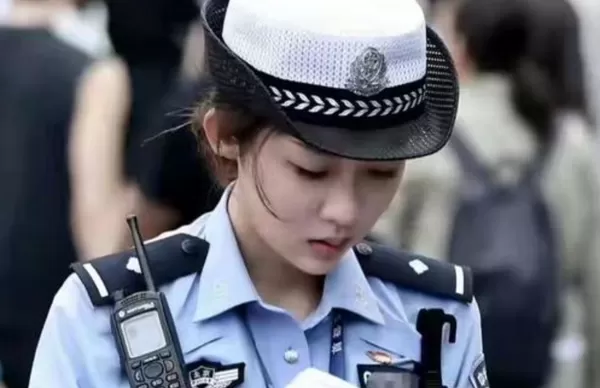 ▲▼ 26歲漂亮京城女警「撞臉」楊紫走紅 。(圖/翻攝 網易,雙框圖網易、楊紫微博)