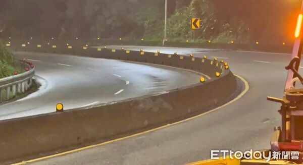 ▲萬里台2線過彎疑恍神 轎車飛越分隔島翻覆。(圖/記者郭世賢翻攝)