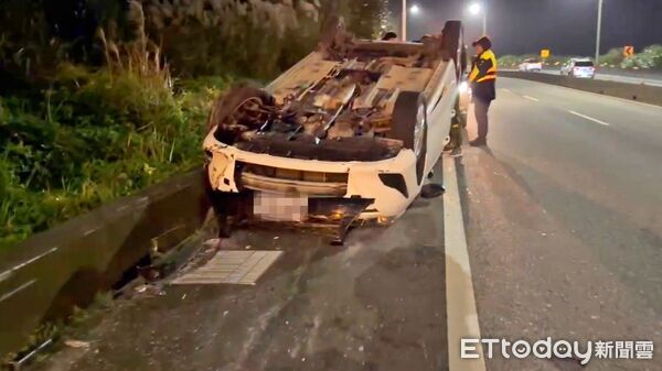 ▲萬里台2線過彎疑恍神 轎車飛越分隔島翻覆。(圖/記者郭世賢翻攝)