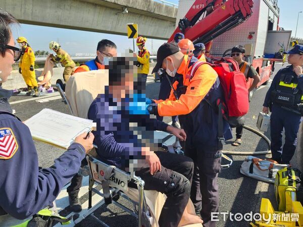 ▲▼台南國道1號轉接國道8號匝道發生貨車自撞車禍。(圖/記者林東良翻攝)