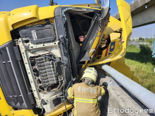 ▲▼台南國道1號轉接國道8號匝道發生貨車自撞車禍。(圖/記者林東良翻攝)