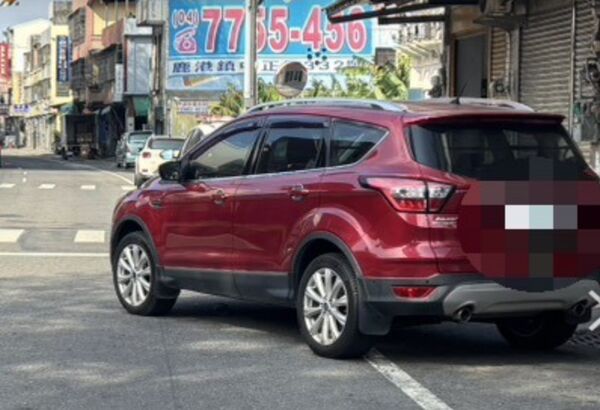 ▲女子在自助餐店前逗玩狗狗,遭後方起步的休旅車輾入車底,狗狗當場死亡,女子傷重住進加護病房。(圖/民眾提供)