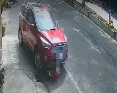 ▲女子在自助餐店前逗玩狗狗,遭後方起步的休旅車輾入車底,狗狗當場死亡,女子傷重住進加護病房。(圖/民眾提供)