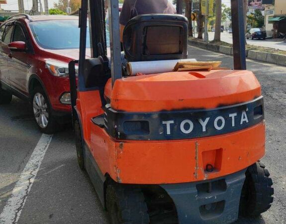 ▲女子在自助餐店前逗玩狗狗,遭後方起步的休旅車輾入車底,狗狗當場死亡,女子傷重住進加護病房。(圖/民眾提供)