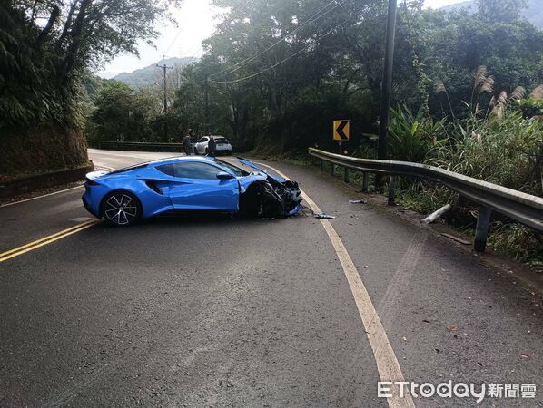 ▲賴男所駕駛要價525萬的蓮花跑車,今早在北宜公路自撞護欄。(圖/記者陸運陞翻攝)