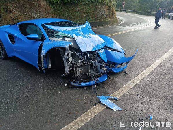 ▲賴男所駕駛要價525萬的蓮花跑車,今早在北宜公路自撞護欄。(圖/記者陸運陞翻攝)