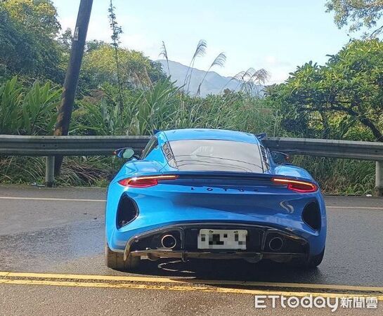 ▲賴男所駕駛要價525萬的蓮花跑車,今早在北宜公路自撞護欄。(圖/記者陸運陞翻攝)