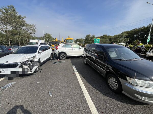 ▲國道埤頭鄉路段發生4車連環追撞釀3傷。(圖/國道警方及消防提供)