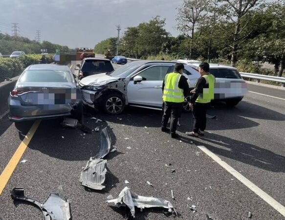 ▲國道埤頭鄉路段發生4車連環追撞釀3傷。(圖/國道警方及消防提供)