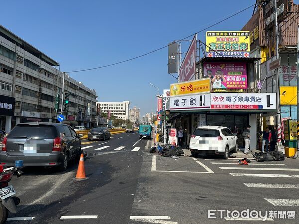 ▲▼轉彎搶快!休旅車遭90度撞飛 「保齡球式」擊落待轉3騎士。(圖/記者許宥孺翻攝)